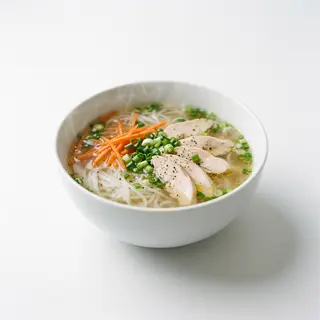 Spaghetti di riso brodo con pollo e verdure