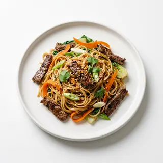 Spaghetti di riso con verdure e manzo