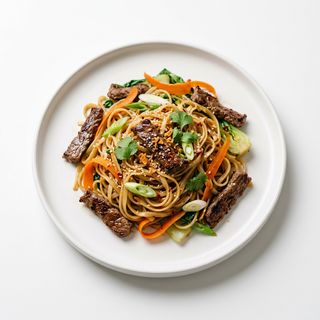 Spaghetti di riso con verdure e manzo