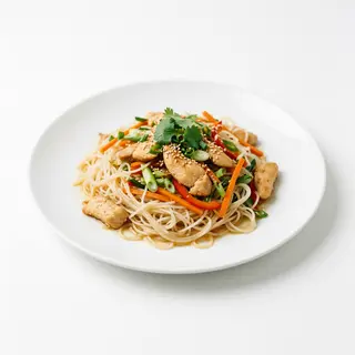 Spaghetti di riso con verdure e pollo