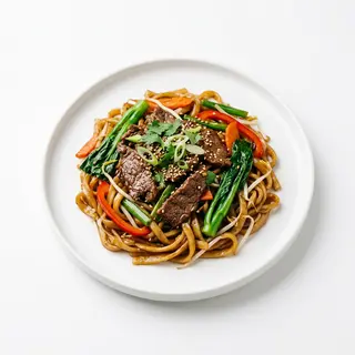 Spaghetti di riso grosso saltato con verdure e manzo