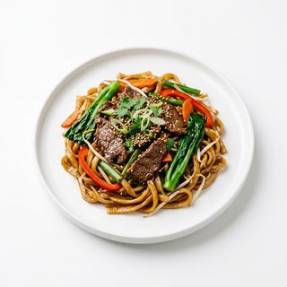 Spaghetti di riso grosso saltato con verdure e manzo