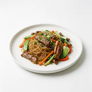 Spaghetti di soia con verdure e manzo