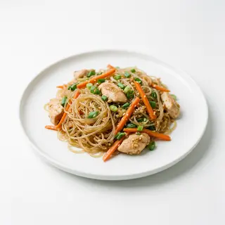 Spaghetti di soia con verdure e pollo