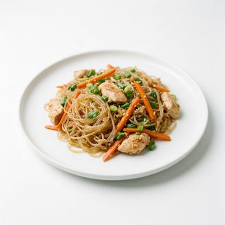 Spaghetti di soia con verdure e pollo