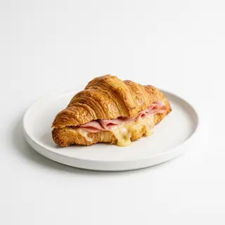 Croissant con jamón y queso