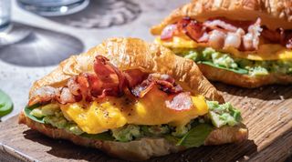 Croissant De Huevo Y Aguacate