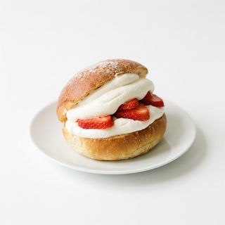 Quasi maritozzo panna e fragola