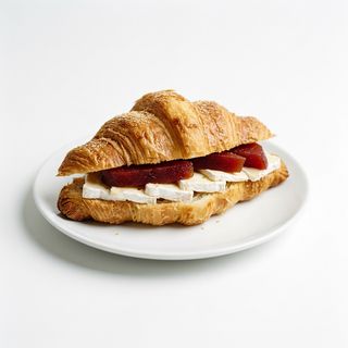 Croissant De Queso Tierno Con Membrillo
