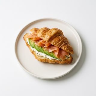 Croissant De Queso, Salmón y Aguacate