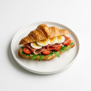 Croissant Relleno De Tomate Cherry, Rúcula, Jamón Serrano Y Huevo Duro
