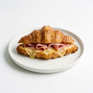 Croissant Con Jamón Dulce Y Queso