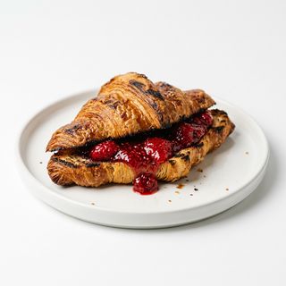 Croissant De Mantequilla Y Mermelada A La Plancha