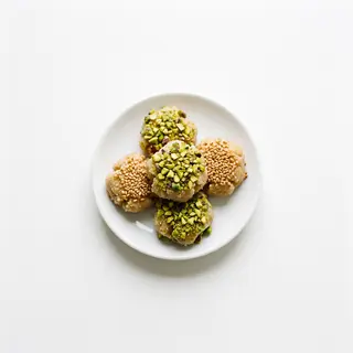 Pasta di mandorla con pistacchi e semi di sesamo