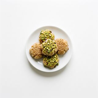Pasta di mandorla con pistacchi e semi di sesamo