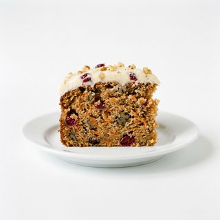 Torta alle carote, noci, mirtilli rossi