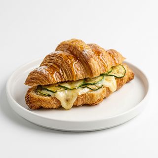 Croissant de calabacin, queso tierno Y miel