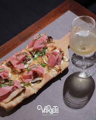 Pinsa croccante, pastrami, formaggio alle erbe e cardoncelli