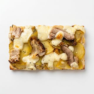 Pizza de porchetta y patatas porción