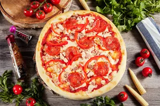 Pizza Tomate, Mozzarella, Chorizo, Pimiento Rojo Y Verde