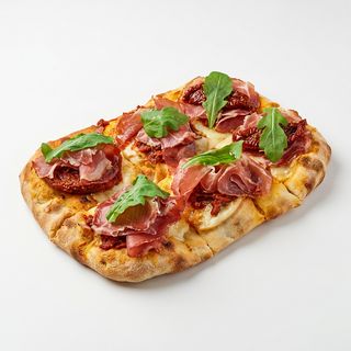 Pinsa croccante, scamorza affumicata, capocollo e pomodori secchi