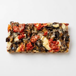 Pizza de parmigiana de berenjena porción