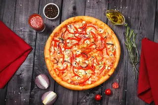 Pizza Tomate,Mozzarella,Champiñon Y Pimiento Rojo