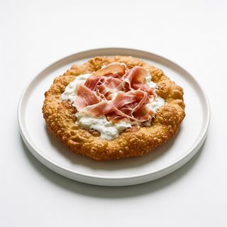 Pizza fritta pugliese: prosciutto crudo, stracciatella
