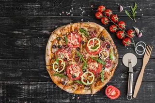Pizza Mozzarella, Tomate Y Salami