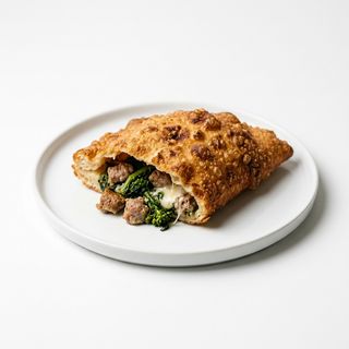 Calzone fritto salsiccia e friarielli