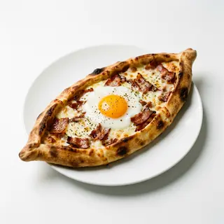 Pide con bacon y huevo