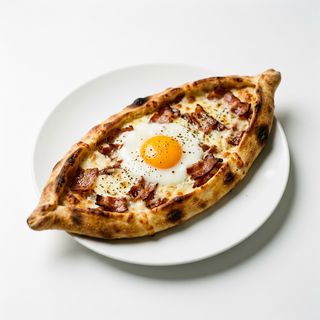 Pide con bacon y huevo