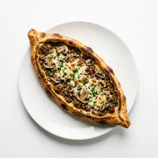 Pide con carne picada y champiñones