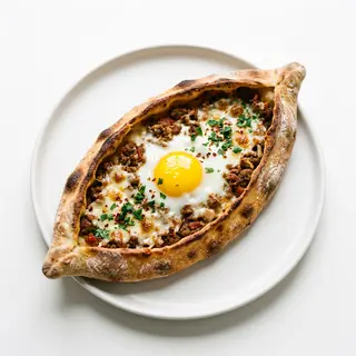 Pide con carne picada y huevo