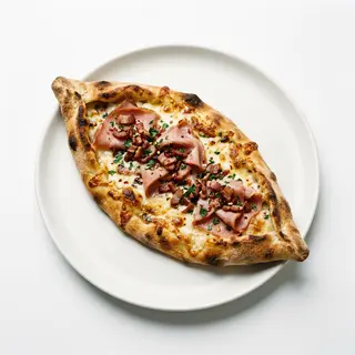 Pide con jamón York y bacon