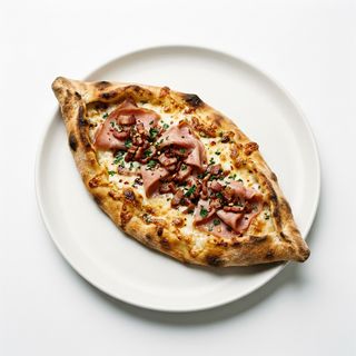 Pide con jamón York y bacon