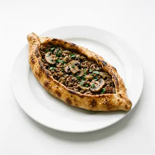 Pide de carne picada y champiñones