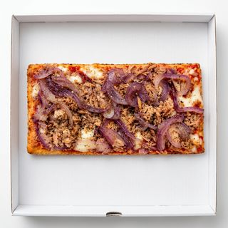 Pizza de atún y cebolla porción