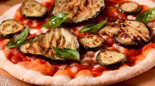Pizza Tomate, Mozzarella, Berenjena, Calabacín Y Pimiento