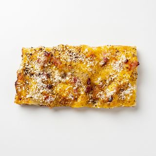 Pizza carbonara porción