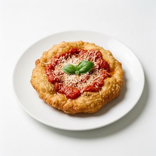 Pizza fritta pugliese: pomodoro, parmigiano, basilico