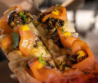 Pinsa croccante, salmone affumicato e zucchine alla scapece