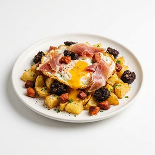 Huevos Rotos De Jamón Con Morcilla Y Chorizo (Ración)