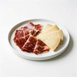 Ración De Tabla De Jamón Y Quesos Ibéricos