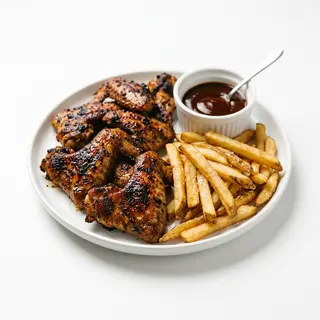 Alitas de corral asadas (250 g.) + patatas fritas (250 g.) + salsa BBQ