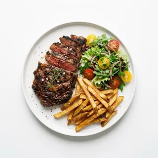 Plato Grande Con Ensalada, Patatas Y Carne y salsa