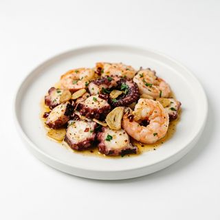 Ración De Pulpo Y Gambones Al Ajillo
