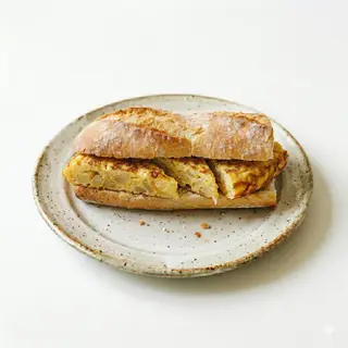 Bocadillo De Tortilla Con Ingrediente A Elegir