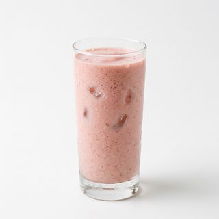 Zumo De Fresa Con Plátano Y Leche (16 Oz.)