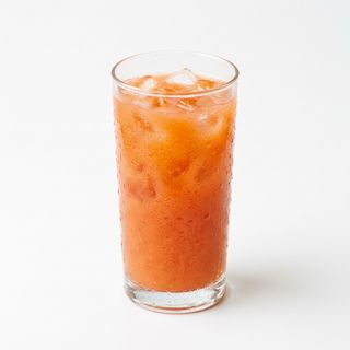 Zumo De Naranja Con Piña Y Fresa (16 Oz.)